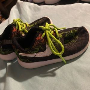 Size 5 toddler boy/girl Nikes